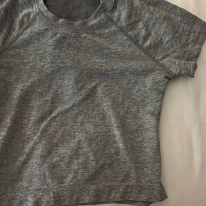 CROPPED GREY LULULEMON SWIFTLY TOP